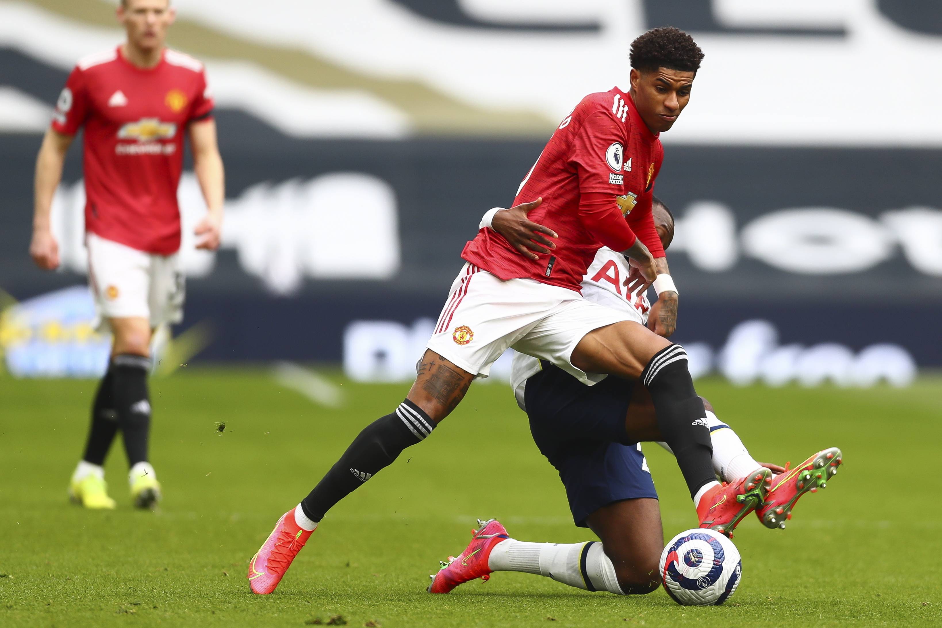 更反映出他 更反映出他